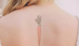 纹身整容女吃瓜