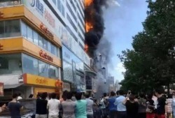 世昌广场吃瓜事件,一场引发社会热议的街头冲突