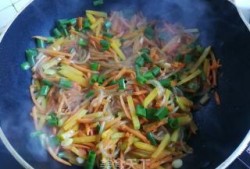 吃瓜炒粉丝做好吃,吃瓜炒粉丝，夏日清爽美味新主张