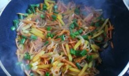 吃瓜炒粉丝做好吃,吃瓜炒粉丝，夏日清爽美味新主张