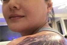 吃瓜纹身唇钉女,吃瓜女孩的时尚宣言