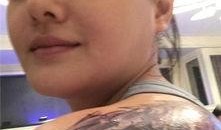 吃瓜纹身唇钉女,吃瓜女孩的时尚宣言