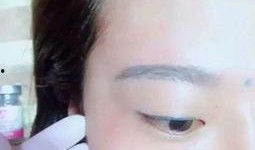 纹身整容女吃瓜