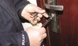 开锁师傅进门吃瓜,意外发现隐藏的秘密