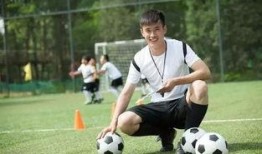 足球教练吃瓜,揭秘场边风云