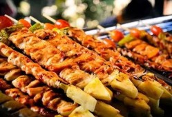 微风吃瓜烧烤,吃瓜烧烤，夏日休闲新风尚