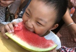 吃瓜的姿态,揭秘吃瓜族们的独特姿态