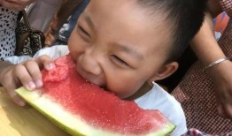 吃瓜的姿态,揭秘吃瓜族们的独特姿态