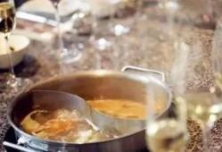 喝红酒群众吃瓜,品味生活新风尚