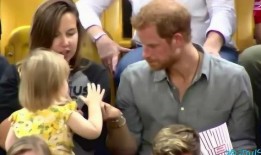 小孩看球赛吃瓜