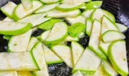 吃角瓜便秘吗,吃角瓜对缓解便秘有何效果？揭秘角瓜的神奇功效