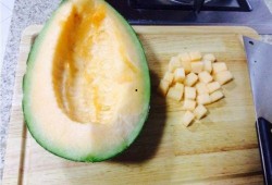 大头和小伙吃哈密瓜,大头与小伙的哈密瓜美食之旅