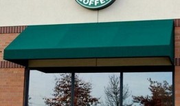 雨棚下吃瓜,夏日悠闲时光