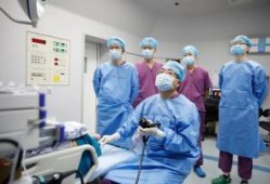 花都男子吃瓜,男子意外成为“吃瓜群众”焦点