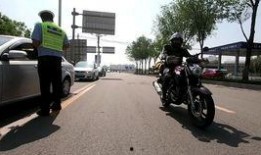 摩托车路边吃瓜,边骑边“吃瓜”的时尚生活