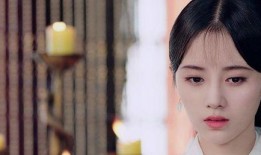 夜摊吃瓜的美女,美女生动演绎市井风情