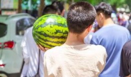 吃瓜指责别人的人,指责他人背后的心理探秘