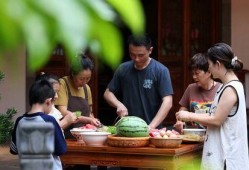 吃瓜和朋友分享,与友共享欢乐时光