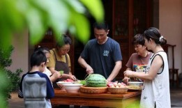 吃瓜和朋友分享,与友共享欢乐时光